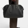 Reisetasche aus genarbtem Leder mit geprägtem Logo