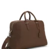 Reisetasche aus genarbtem Leder mit geprägtem Logo