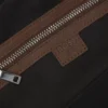 Reisetasche aus genarbtem Leder mit geprägtem Logo