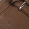 Reisetasche aus genarbtem Leder mit geprägtem Logo