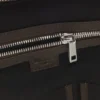 Reisetasche aus genarbtem Leder mit geprägtem Logo