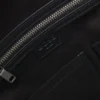 Reisetasche aus genarbtem Leder mit geprägtem Logo