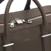 Reisetasche aus genarbtem Leder mit geprägtem Logo