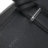 Reisetasche aus genarbtem Leder mit geprägtem Logo