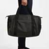 Reisetasche aus Kunstleder mit reflektierenden Details