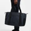 Reisetasche aus Kunstleder mit reflektierenden Details Reisetasche aus Kunstleder mit reflektierenden Details