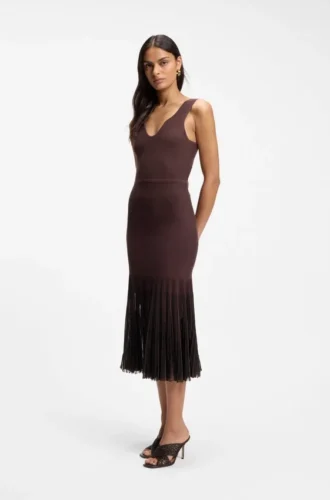 Rippgestricktes Kleid mit transparenten Plissees