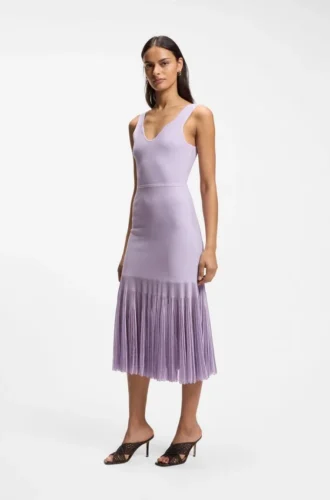 Rippgestricktes Kleid mit transparenten Plissees