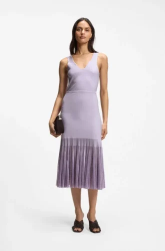 Rippgestricktes Kleid mit transparenten Plissees