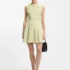 Ärmelloses Kleid mit goldfarbener Blumenbrosche