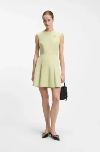 Ärmelloses Kleid mit goldfarbener Blumenbrosche