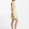 Ärmelloses Kleid mit goldfarbener Blumenbrosche