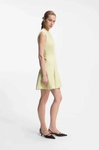 Ärmelloses Kleid mit goldfarbener Blumenbrosche