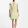 Ärmelloses Kleid mit goldfarbener Blumenbrosche