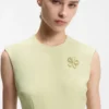 Ärmelloses Kleid mit goldfarbener Blumenbrosche