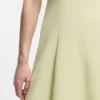 Ärmelloses Kleid mit goldfarbener Blumenbrosche
