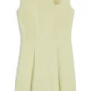 Ärmelloses Kleid mit goldfarbener Blumenbrosche