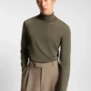 Rollkragen-Pullover aus Merinowolle in schmaler Passform Rollkragen-Pullover aus Merinowolle in schmaler Passform