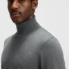 Rollkragen-Pullover aus Merinowolle in schmaler Passform Rollkragen-Pullover aus Merinowolle in schmaler Passform