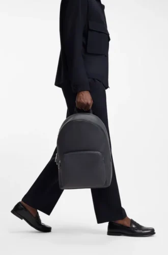Rucksack aus italienischem Leder mit geprägtem Logo