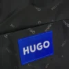 Rucksack mit blauem Logo-Aufnäher aus Gummi