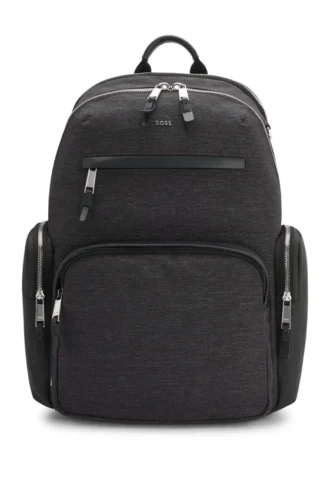 Rucksack mit kontrastierenden Seitentaschen