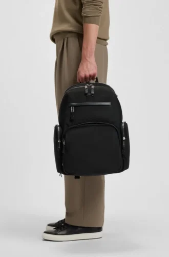 Rucksack mit mehreren Fächern und Lederbesatz