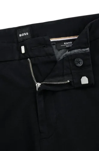 Schmal geschnittene Chinos aus Stretch-Baumwollgabardine