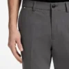 Schmal geschnittene Hose aus Stretch-Baumwolle mit Dobby-Muster Schmal geschnittene Hose aus Stretch-Baumwolle mit Dobby-Muster