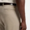 Schmal geschnittene Hose aus Stretch-Baumwolle mit Dobby-Muster Schmal geschnittene Hose aus Stretch-Baumwolle mit Dobby-Muster