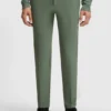 Schmal geschnittene Hose aus wasserabweisendem Stretchstoff Schmal geschnittene Hose aus wasserabweisendem Stretchstoff