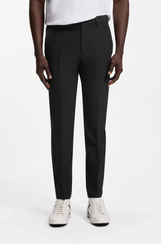 Schmal geschnittene Hose aus wasserabweisendem Stretchstoff Schmal geschnittene Hose aus wasserabweisendem Stretchstoff