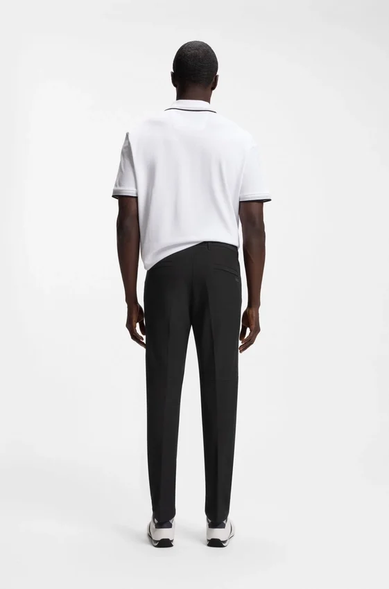 Schmal geschnittene Hose aus wasserabweisendem Stretchstoff Schmal geschnittene Hose aus wasserabweisendem Stretchstoff