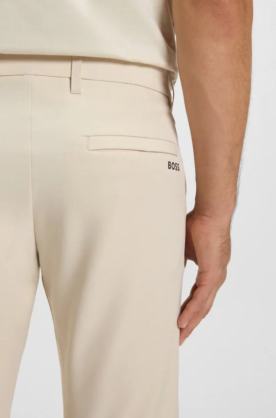 Schmal geschnittene Hose aus wasserabweisendem Stretchstoff Schmal geschnittene Hose aus wasserabweisendem Stretchstoff