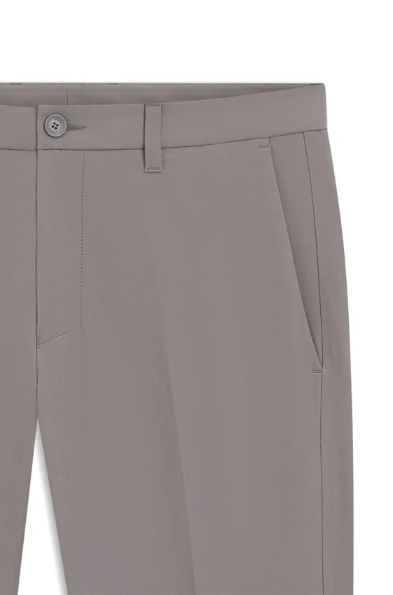 Schmal geschnittene Hose aus wasserabweisendem Stretchstoff Schmal geschnittene Hose aus wasserabweisendem Stretchstoff