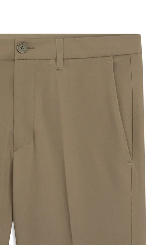 Schmal geschnittene Hose aus wasserabweisendem Stretchstoff Schmal geschnittene Hose aus wasserabweisendem Stretchstoff