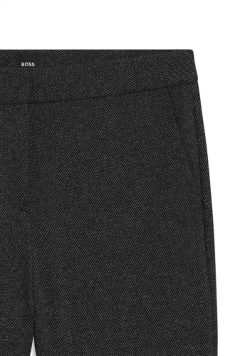 Schmal geschnittene Hose mit ausgestelltem Bein