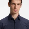 Schmal geschnittenes Hemd aus bedrucktem Performance-Stretchstoff Schmal geschnittenes Hemd aus bedrucktem Performance-Stretchstoff