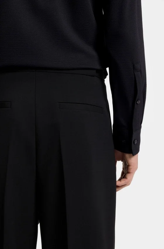 Schmal geschnittenes Hemd aus Performance-Stretch-Jacquard Schmal geschnittenes Hemd aus Performance-Stretch-Jacquard