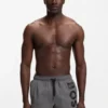 Schnelltrocknende Badeshorts mit vertikalem Logo-Print
