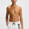 Schnelltrocknende Badeshorts mit vertikalem Logo-Print