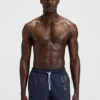 Schnelltrocknende Badeshorts mit vertikalem Logo-Print