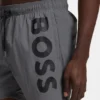 Schnelltrocknende Badeshorts mit vertikalem Logo-Print