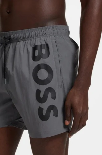Schnelltrocknende Badeshorts mit vertikalem Logo-Print