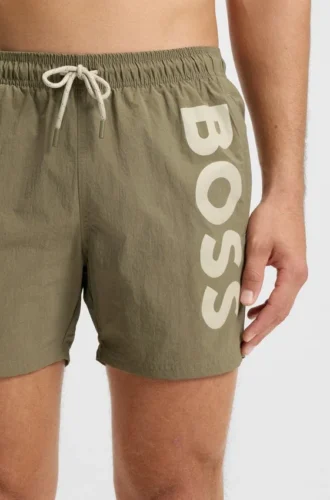 Schnelltrocknende Badeshorts mit vertikalem Logo-Print