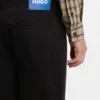 Schwarze, konisch zulaufende Jeans aus Stretch-Denim