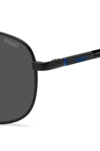 Schwarze Sonnenbrille mit blauen Details