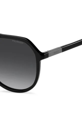 Schwarze Sonnenbrille mit metallischen Logo-Akzenten