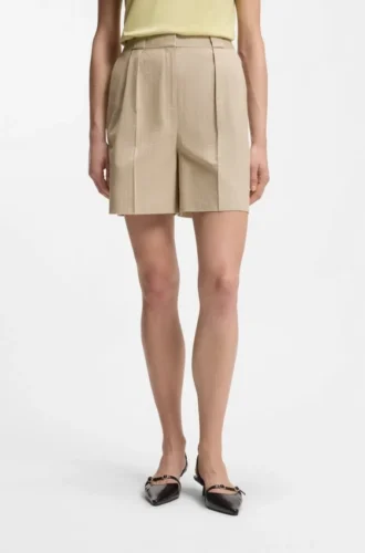 Shorts in lockerer Passform