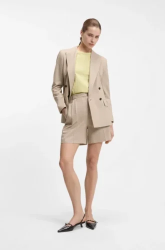 Shorts in lockerer Passform